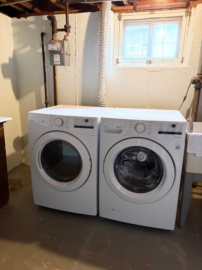 Building Photo - 107 Ebony St