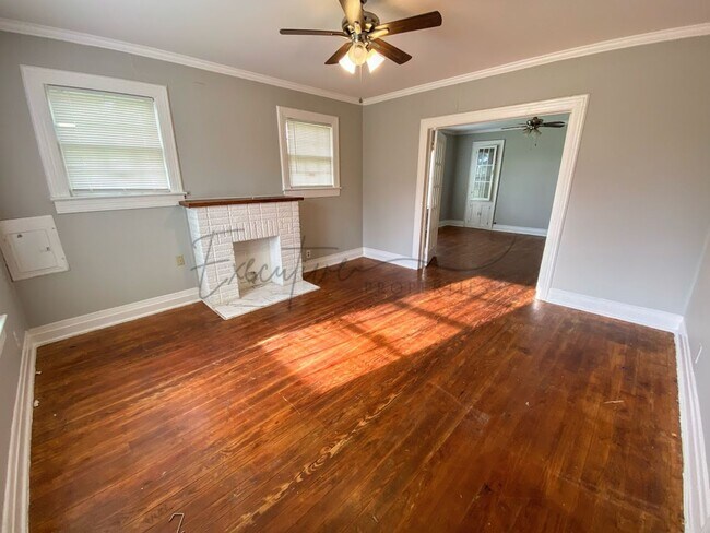 Building Photo - 2-Bedroom House with Bonus Space Near Downtown Lake Charles
