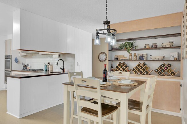 Building Photo - Modern Country Retreat on Half Acre in Gri...