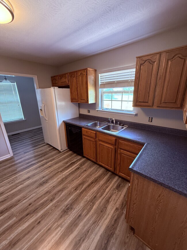 Building Photo - 108 Hunter Ridge Dr