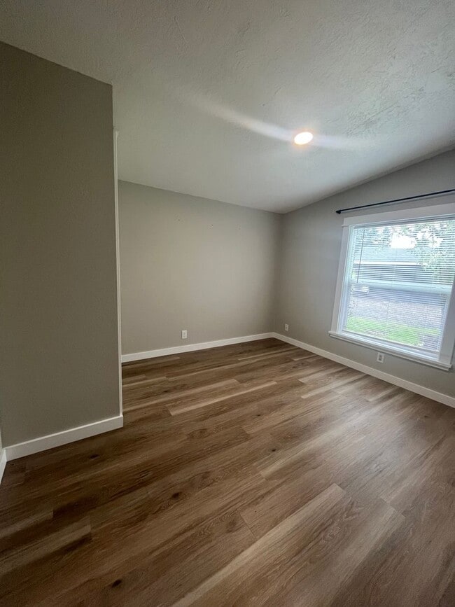 Building Photo - 1625 River Loop 1