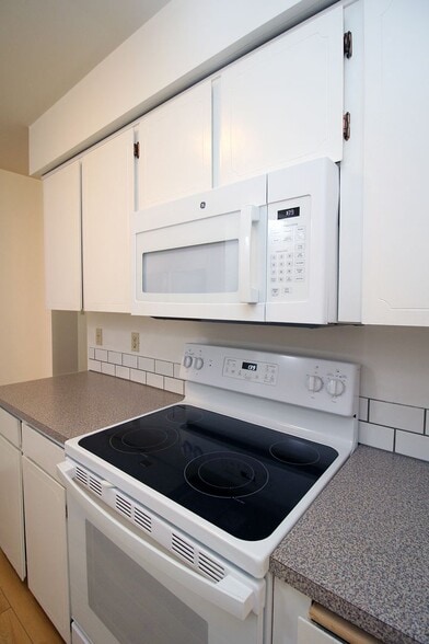 Building Photo - 8122-8122 SW 31st Ave