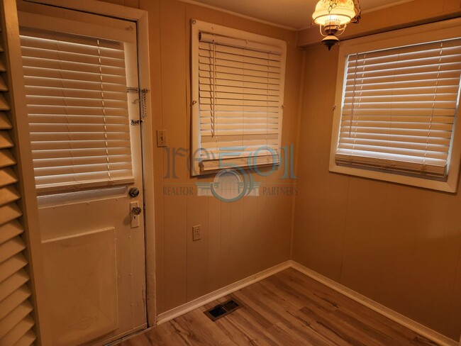 Building Photo - Great Find in Hillcrest! 2BR & 1 BA