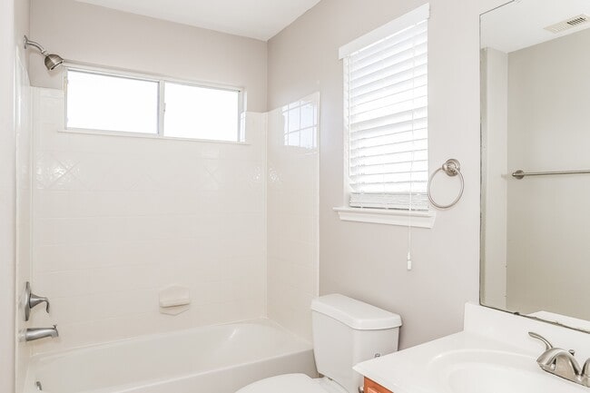 Building Photo - 2110 Nichole Woods Dr