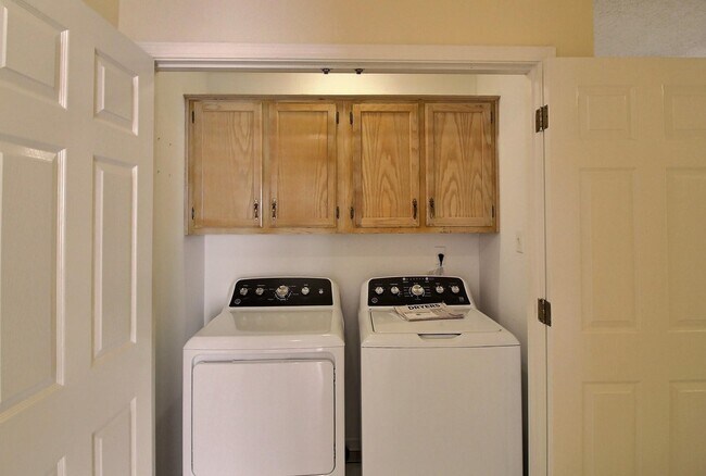Building Photo - 383 E Valleywood Dr