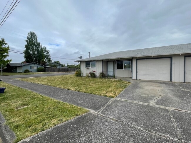 Building Photo - Great Pet Friendly Two Bedroom Duplex in Lebanon!