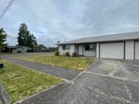 Building Photo - Great Pet Friendly Two Bedroom Duplex in Lebanon!