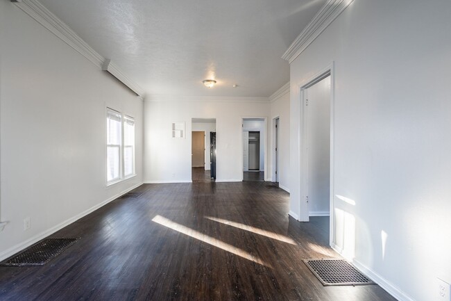 Building Photo - Spacious & Inviting 2BD and 1 BA – Your Ne...