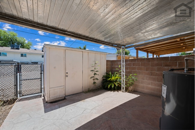 Building Photo - 2Bed/1.5Bath Townhome at 15th Ave/Camelback! Ready for Immediate Move-In!