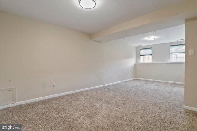Building Photo - 8818 Papillon Dr