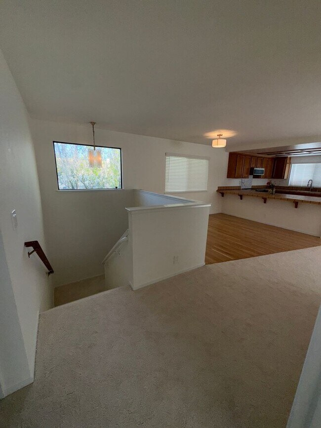 Building Photo - Walking distance to beaches, restaurants, 3 bedroom, 2 bathroom, upstairs level of home