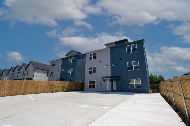 Building Photo - 3144 Wayside Ave