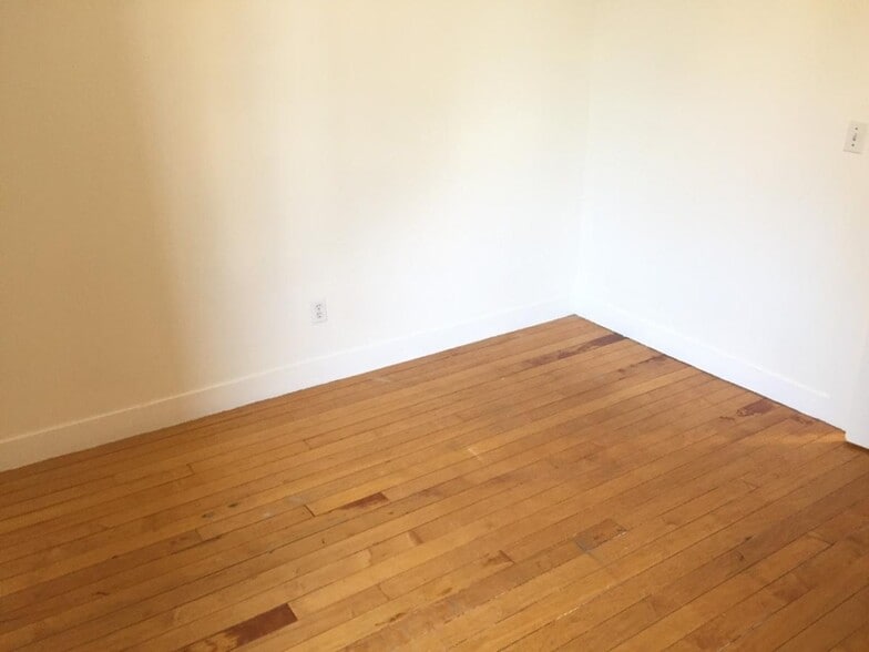 Building Photo - 374 Thames St