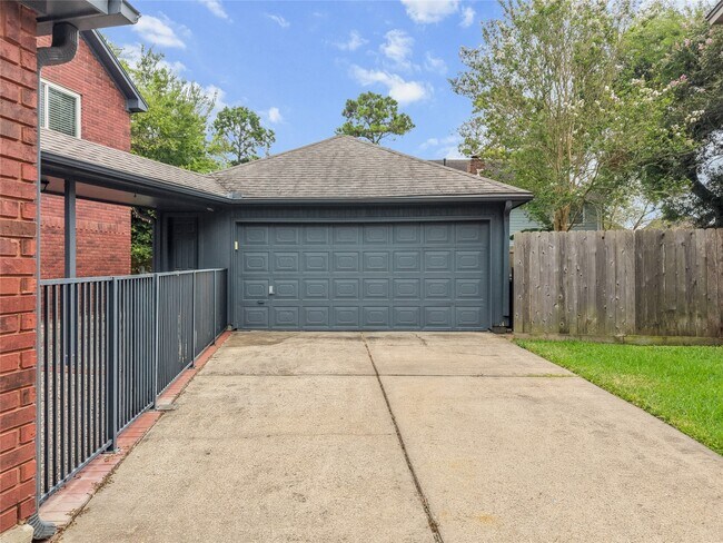 Building Photo - 2105 Murfield Dr