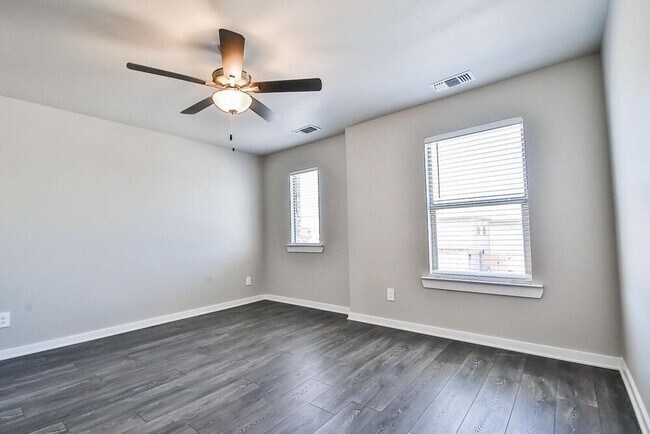 Building Photo - 208 Lake Ct