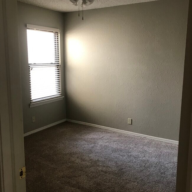 Building Photo - 1201 Sequoyah St