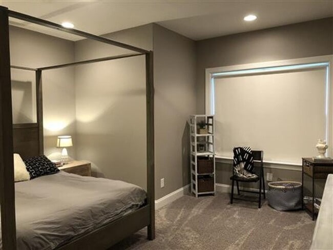 Building Photo - Extremely well maintained 3-bedroom, 2.5-bath home located in the highly desirable Woodlands comm...