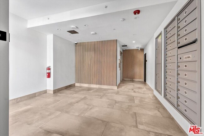 Building Photo - 1537 S Wilton Pl