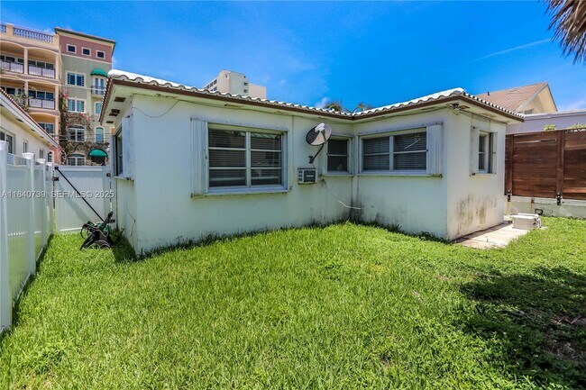 Building Photo - 326 Van Buren St