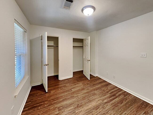 Building Photo - 31442 Camden Village Dr