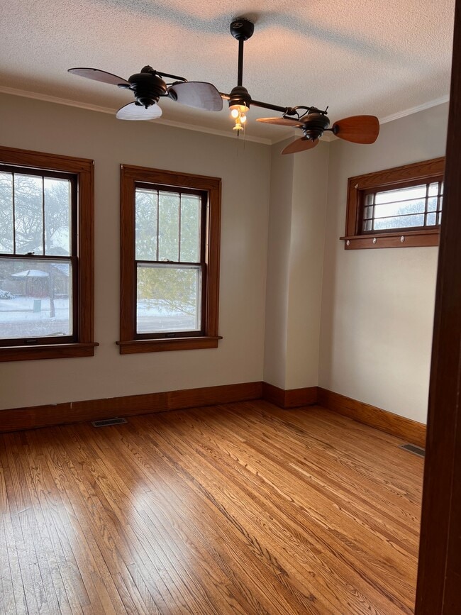 Building Photo - 907 Albion Ave