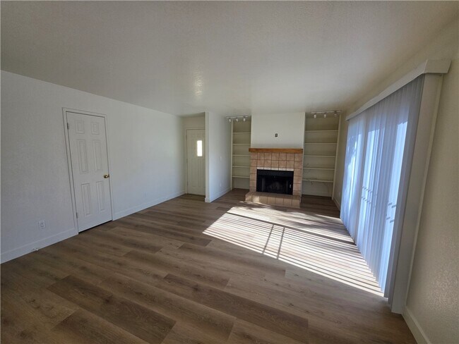 Building Photo - 1800 Club House Dr