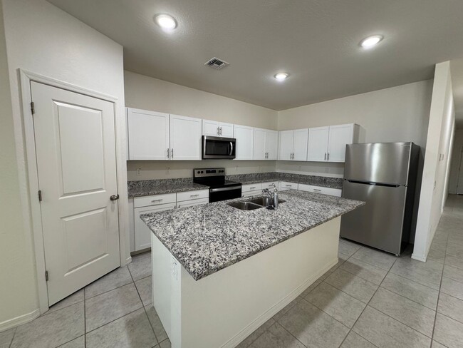 Building Photo - LIKE NEW HOME IN TORTOSA IN MARICOPA