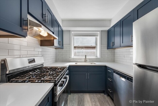 Building Photo - 2715 W Berwyn Ave