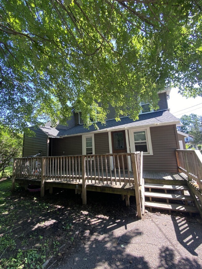 Building Photo - Charming 2-Bed, 2-Bath Duplex in Eau Claire