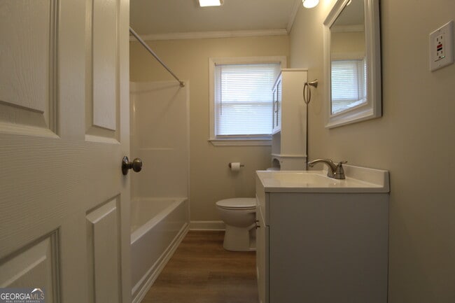 Building Photo - 504 N Ave NE