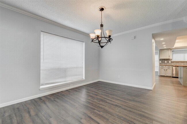 Building Photo - 9614 Charter Ridge Dr