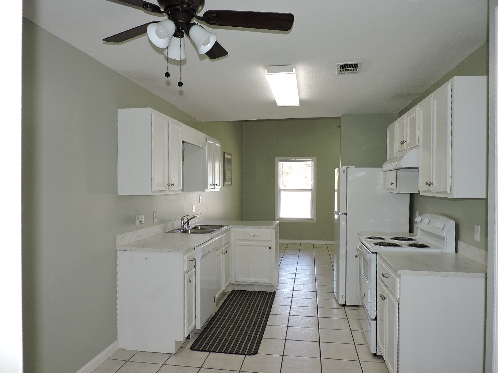 Building Photo - 5931 Pinetree Ave