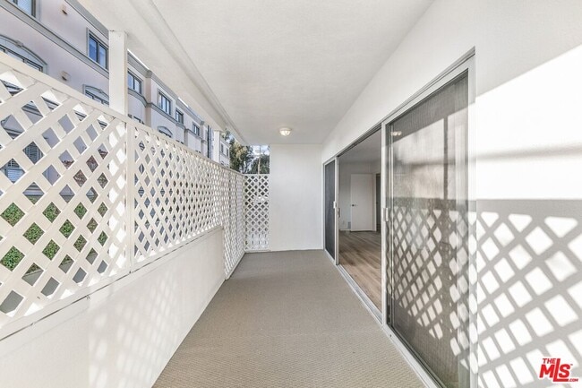 Building Photo - 825 S Gretna Green Way