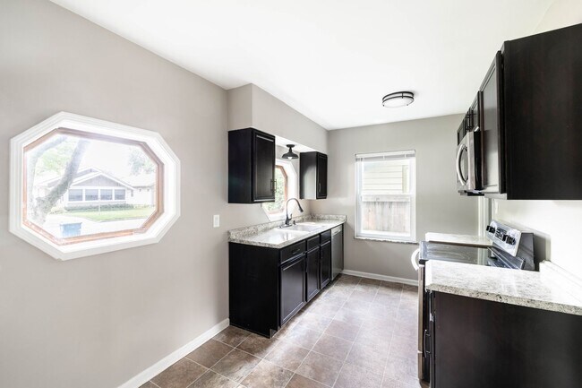 Building Photo - 3 Bed 2 Full Bath Available now at 52nd and Primrose!