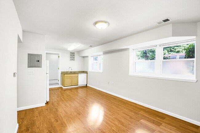 Building Photo - 5200