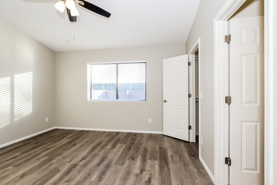 Building Photo - 717 E Calle Chulo Rd
