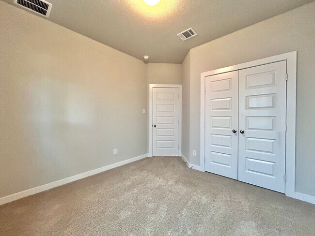 Building Photo - Move-In Ready 3BR, 2BA with Fully Equipped Kitchen & Laundry Room