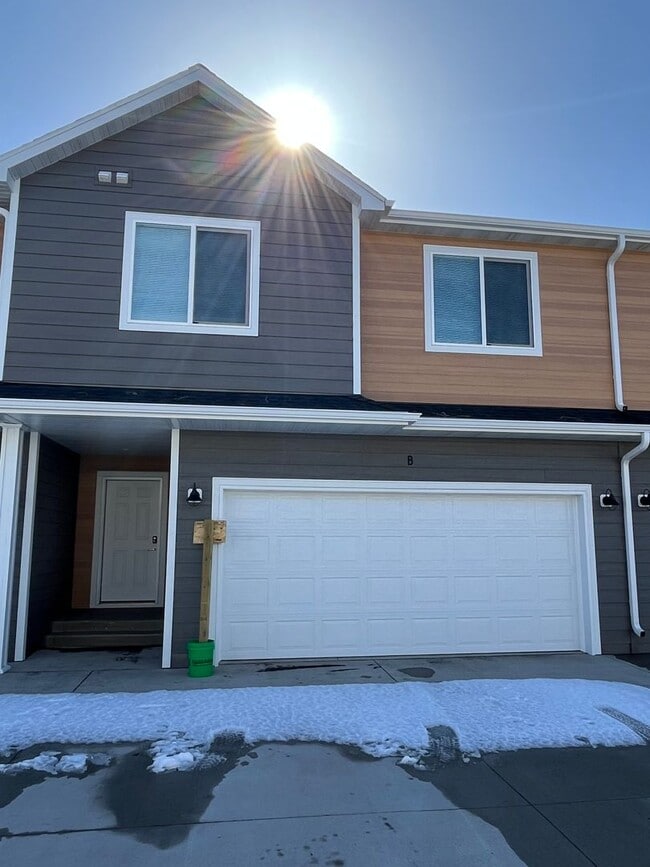 Building Photo - 3 Bed 3 Bath TownHome