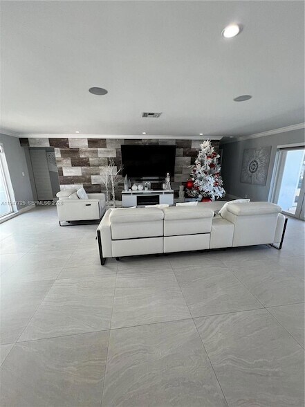 Building Photo - 5510 Bayview Dr