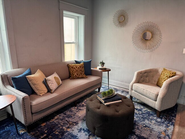 Building Photo - NOW LEASING! Renovated 1 bed, 1 bath avail...