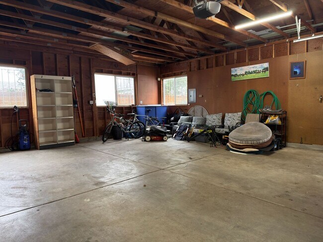 Building Photo - Modern Comfort Meets Classic Charm in South Tabor~ Fenced Backyard~ Garage~ Pets Welcome~ 94 Bike...