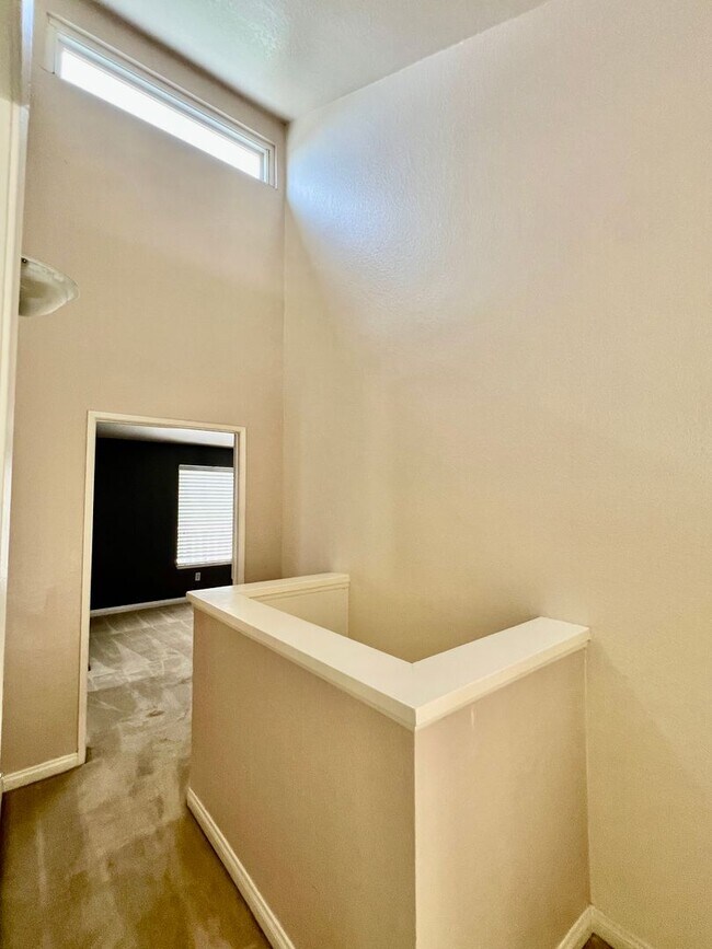 Building Photo - Lovely 2bd. condo in Claremont w/2 car garage