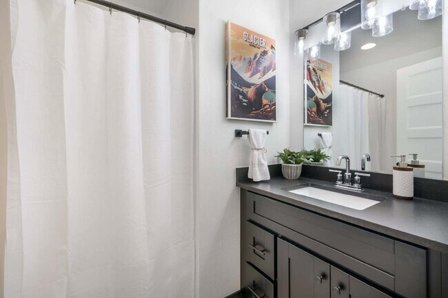 Building Photo - Centrally located fully furnished (Avail. Oct-May)