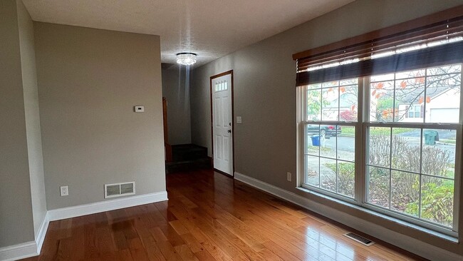 Building Photo - 6752 Riverside Glen Ct