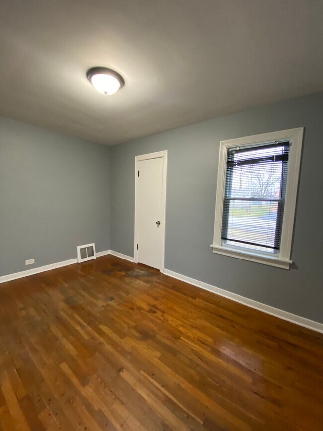 Building Photo - HOUSE FOR RENT IN LANSING !!