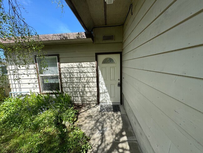 Building Photo - 1048/A/