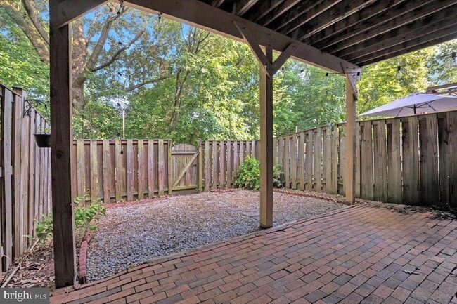 Building Photo - 8605 Western Oak Dr
