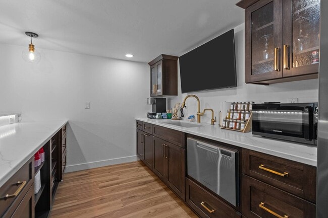 Building Photo - 1095 April Ln