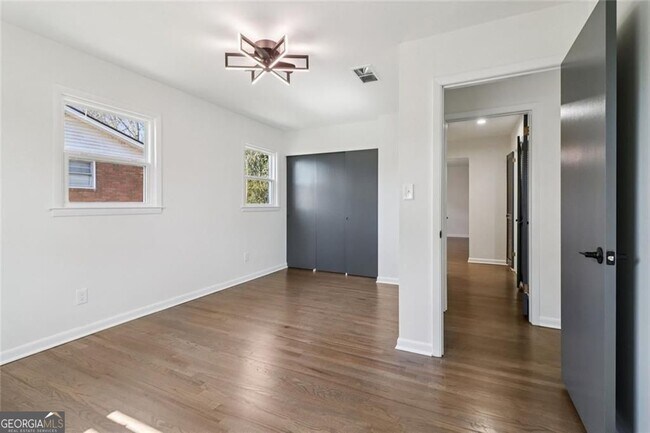 Building Photo - 2219 Lisa Dr SE