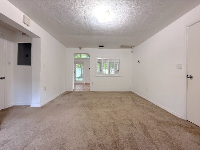 Building Photo - 2/2 Home in College Park with lots of char...